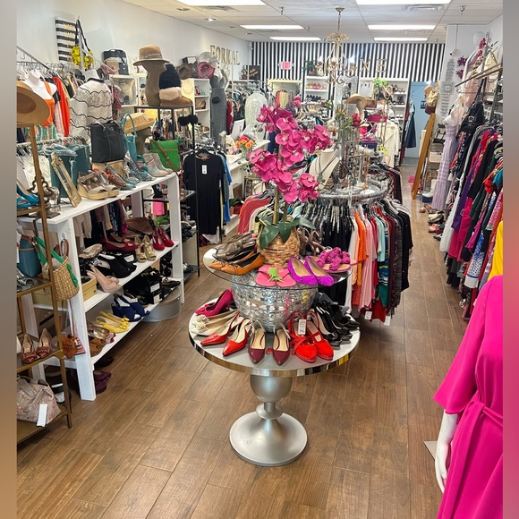 Hello I’m Carla @Cache_Luxe   🌸 Boutique Owner 10 Yrs & Posh 12 Yrs - Picture 6 of 14